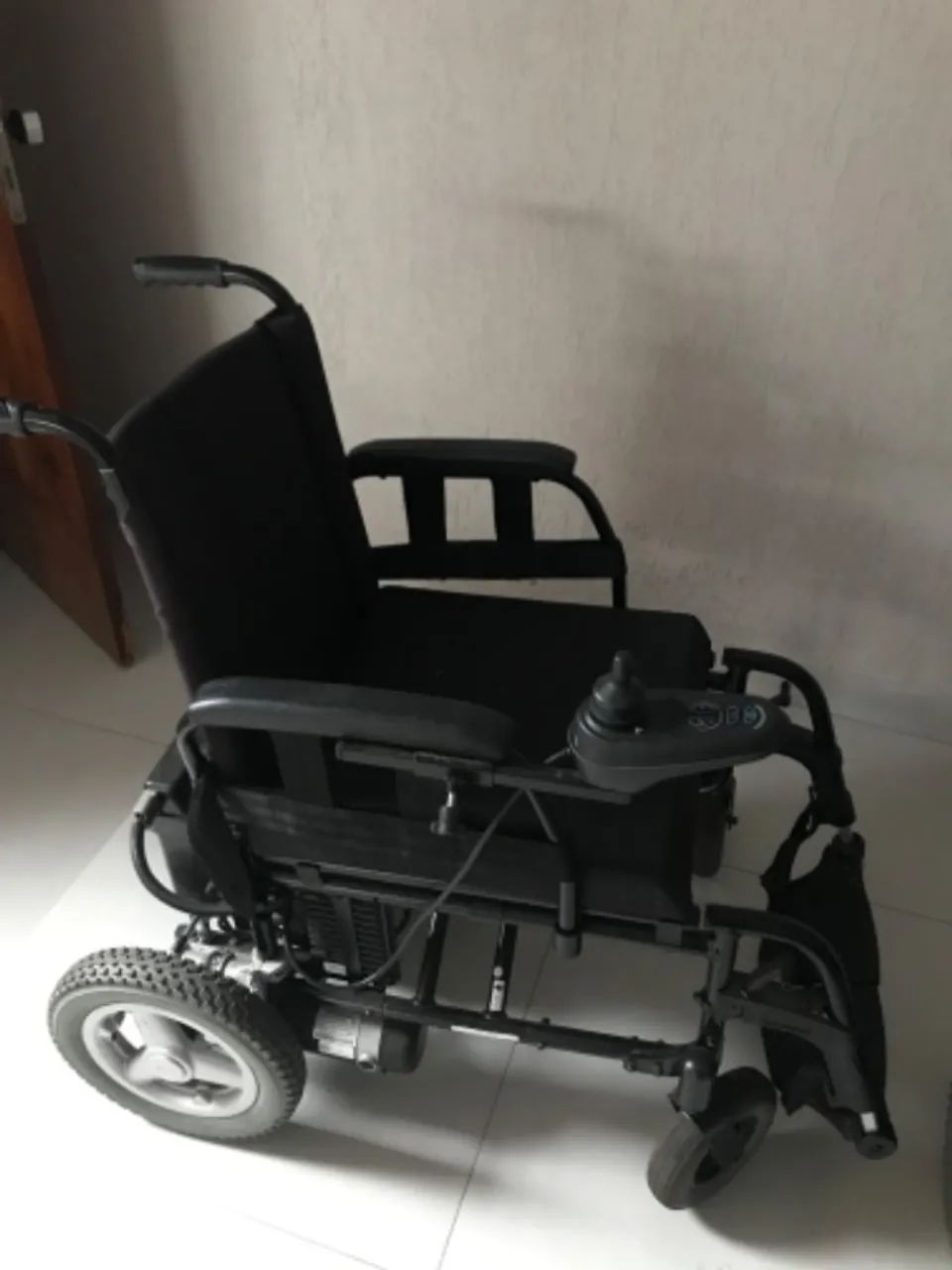 Cadeira de roda motorizada - seminova - Foto 3