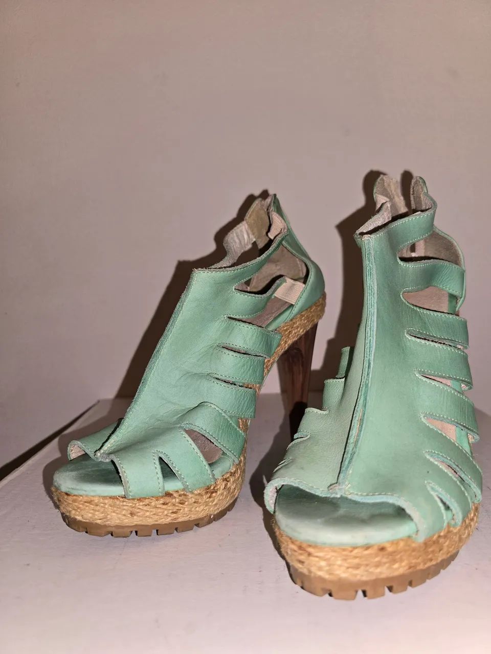 SANDALIA  EM COURO VERDE. SCHUTZ  - Foto 3