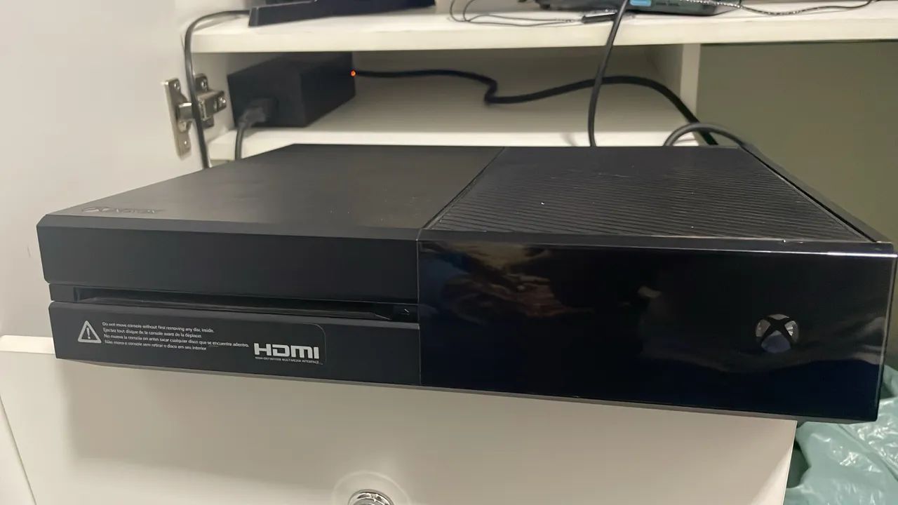 Xbox One com duas manetes em perfeito funcionamento  - Foto 2