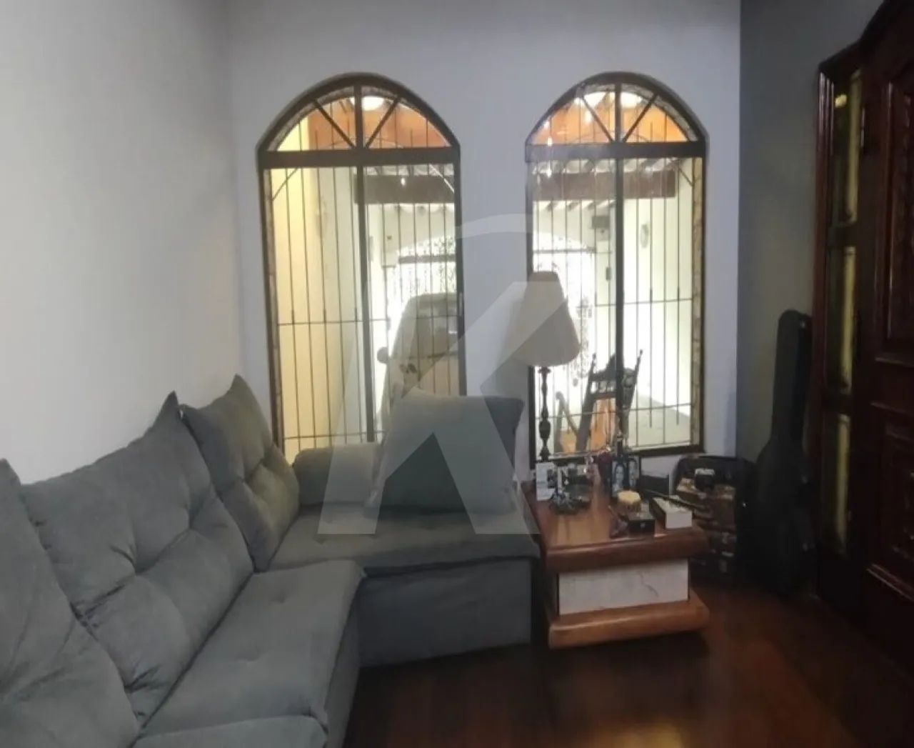 Sobrado com 04 suítes e 02 vagas, em Santana
