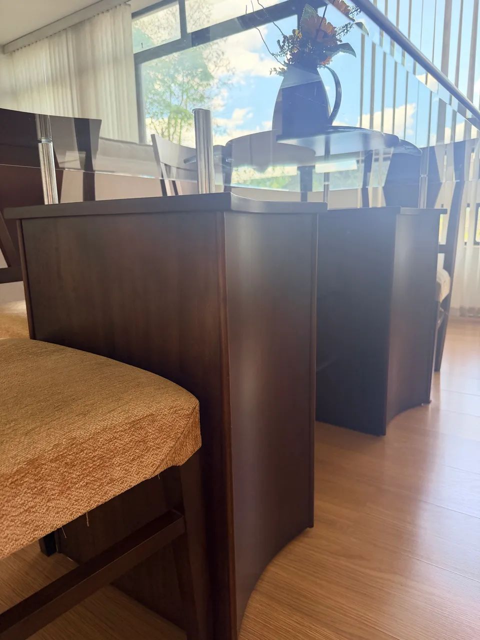 Mesa de jantar com tampo de vidro + 6 cadeiras - excelente conjunto - Foto 2