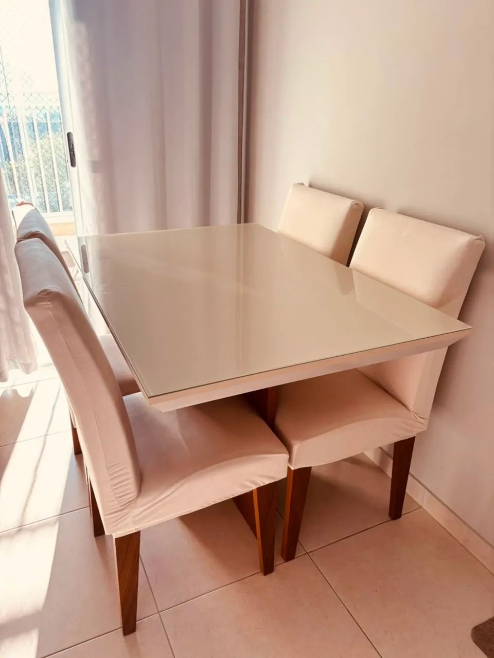 Mesa de jantar 4 lugares 
