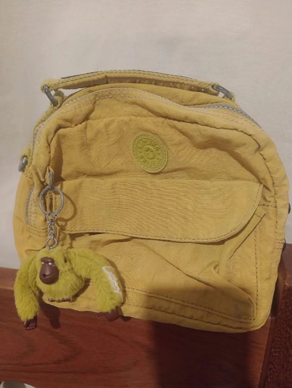 Bolsa de mão kipling com chaveiro 