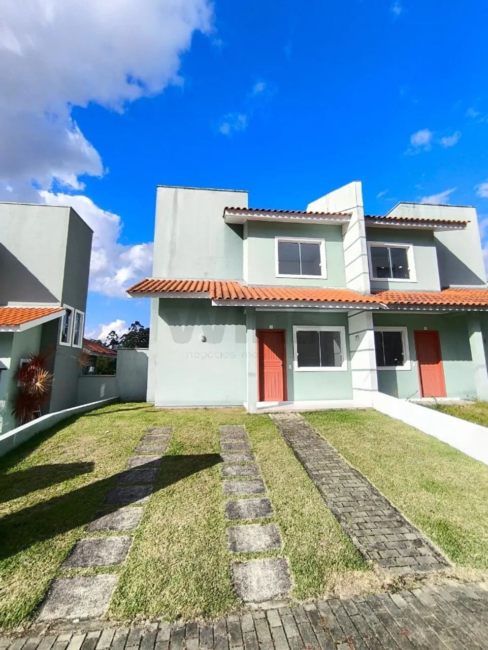 Casa Geminada 3 Dormitórios em Condomínio Fechado