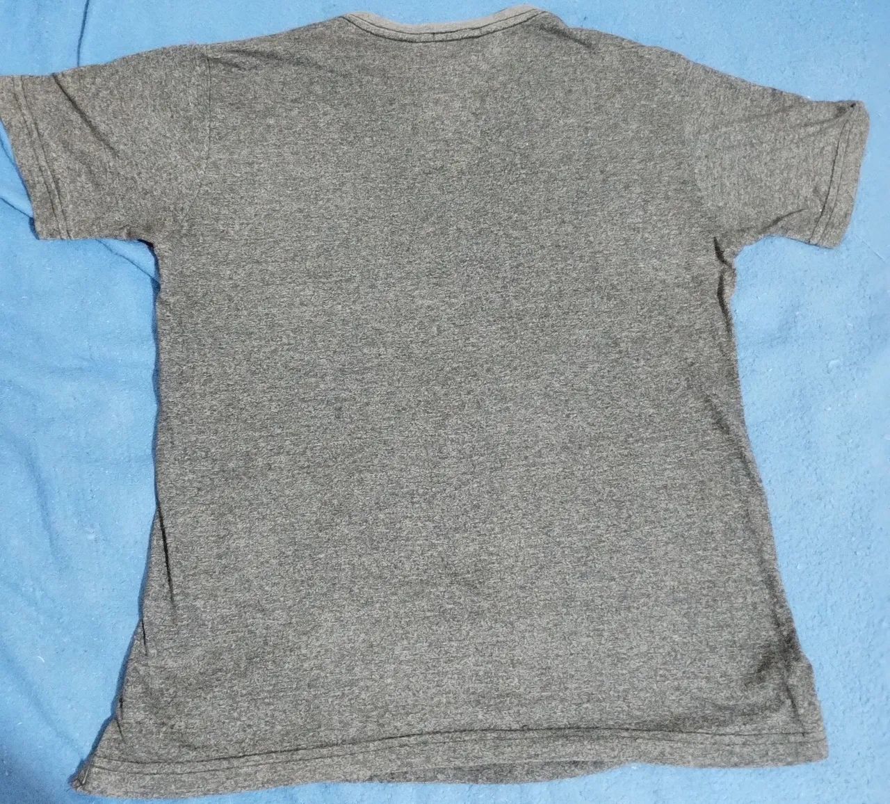 Vendo blusa cinza com detalhes laranjas - Foto 2