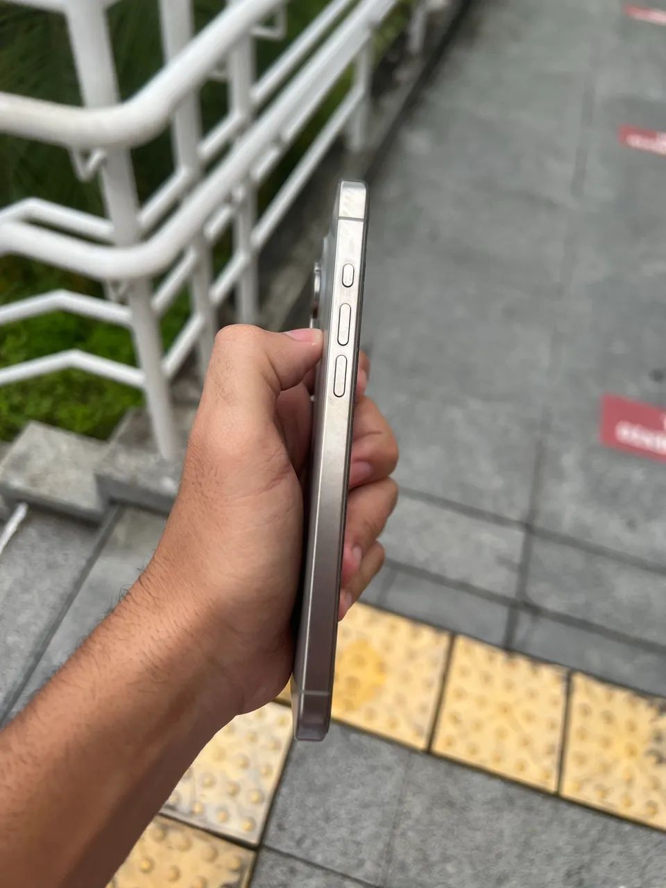 Vendo iPhone 15 pro Max Silver 256g - Celulares e Smartphones