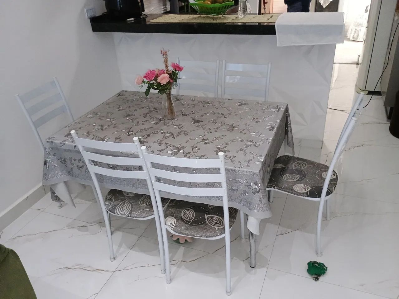 MESA COM 6 CADEIRAS EM ÓTIMO ESTADO