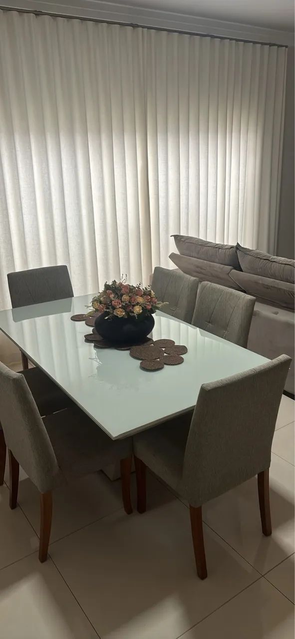 Mesa com 6 cadeiras