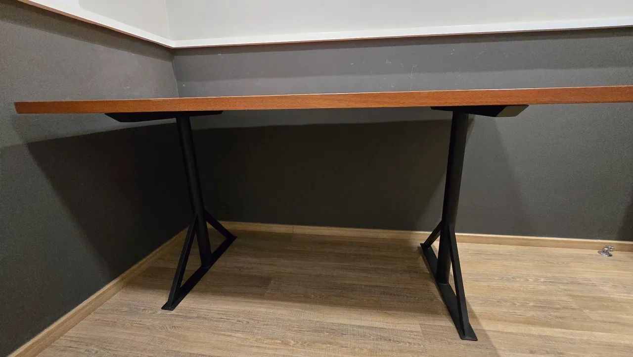 Mesa de Jantar/Escritório em Mogno Maciço e Base de Metal - Foto 4