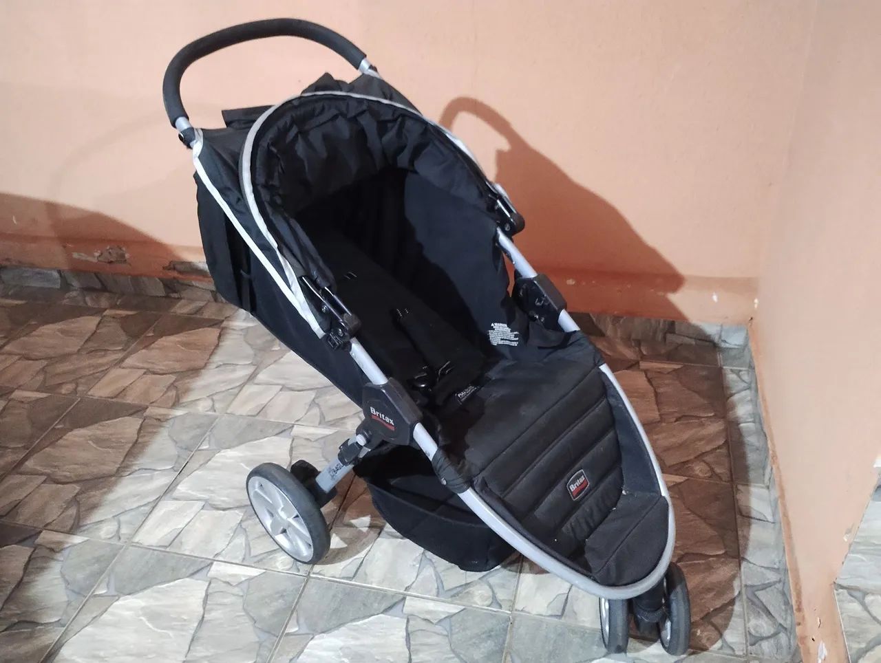 Carrinho de bebê conservado.