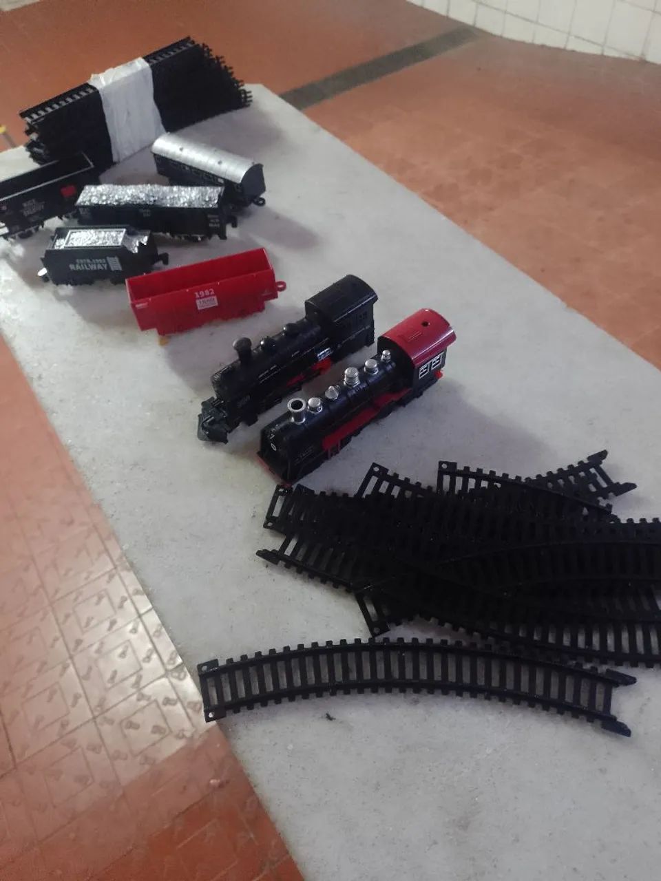 Brinquedos pula pirata e 2  trenzinhos com pilhas - Foto 4