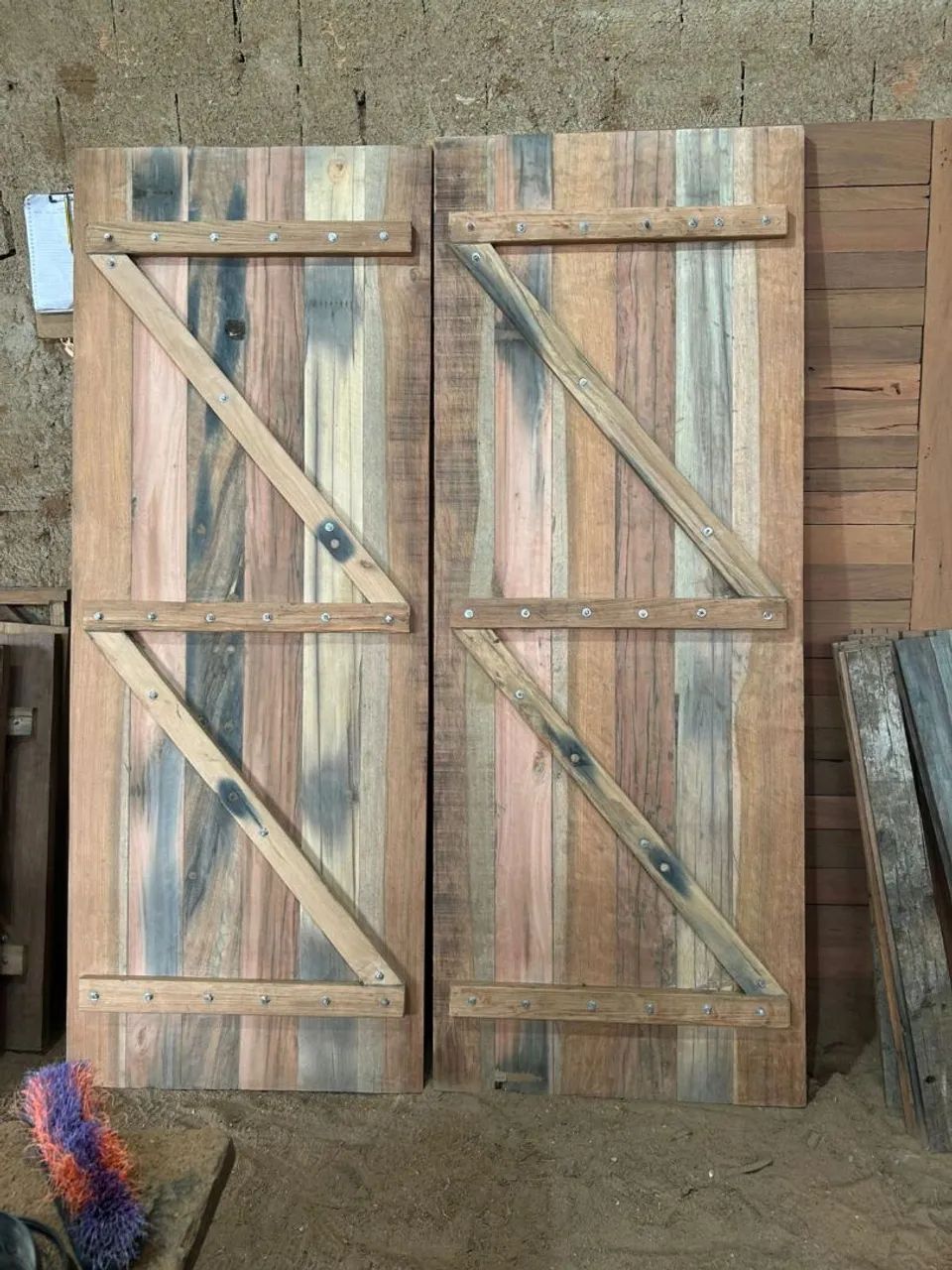 Porta rústicas feita com madeira maciça 