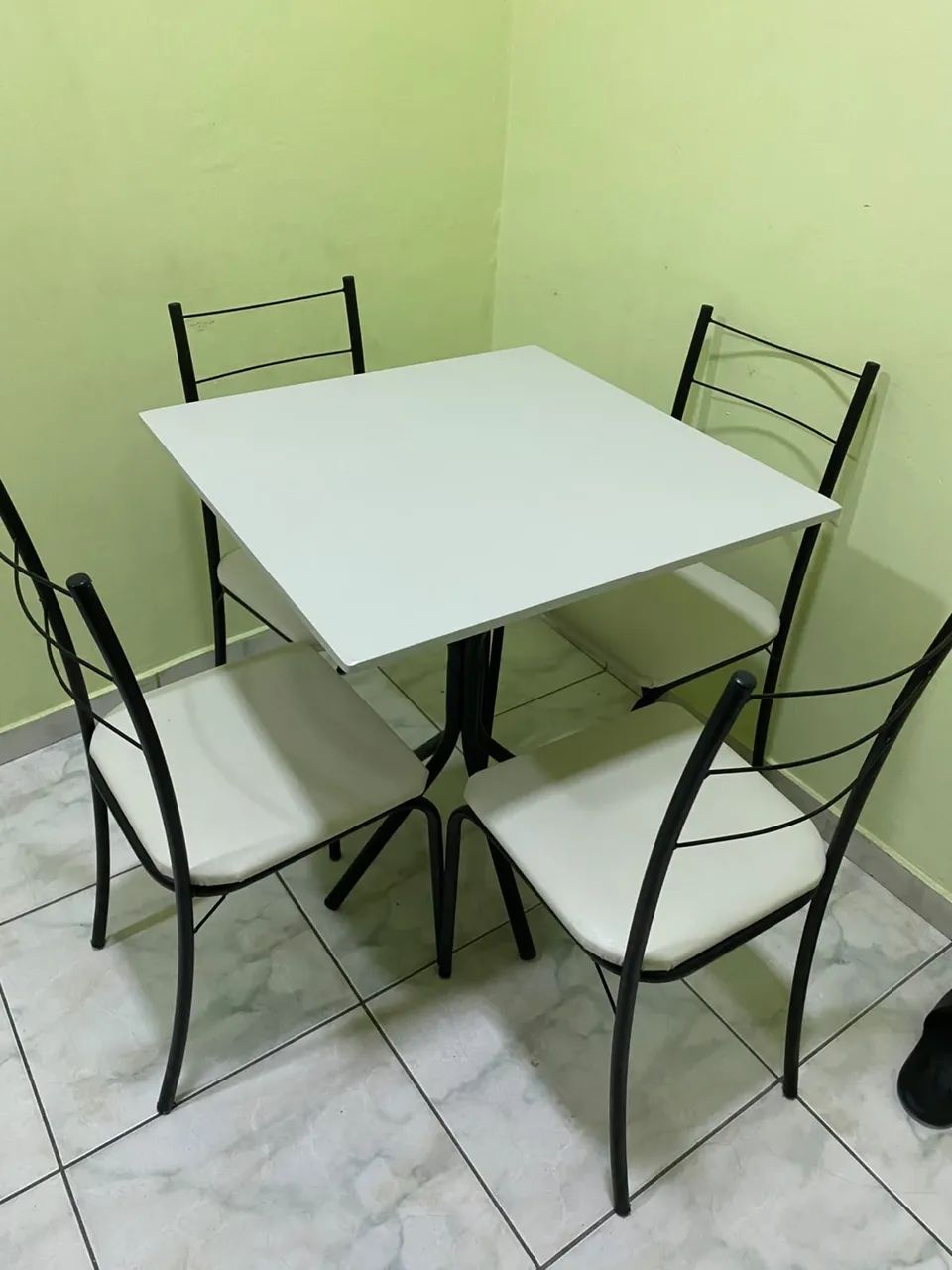 Mesa de jantar com 4 cadeiras 