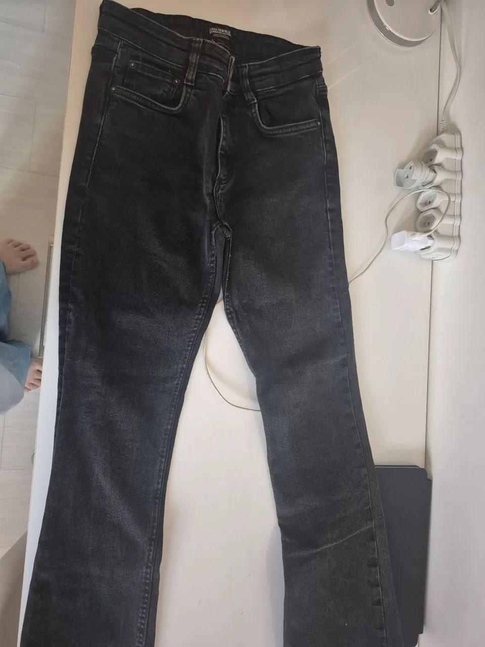 Calça skinny com barra aberta preta zara 34