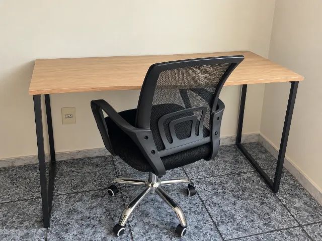 Mesa e cadeira 