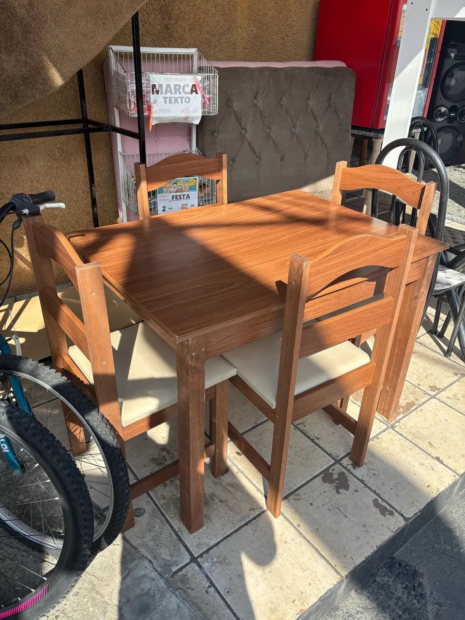 Mesa de madeira com 4 cadeira na cor amadeirada  - Foto 4