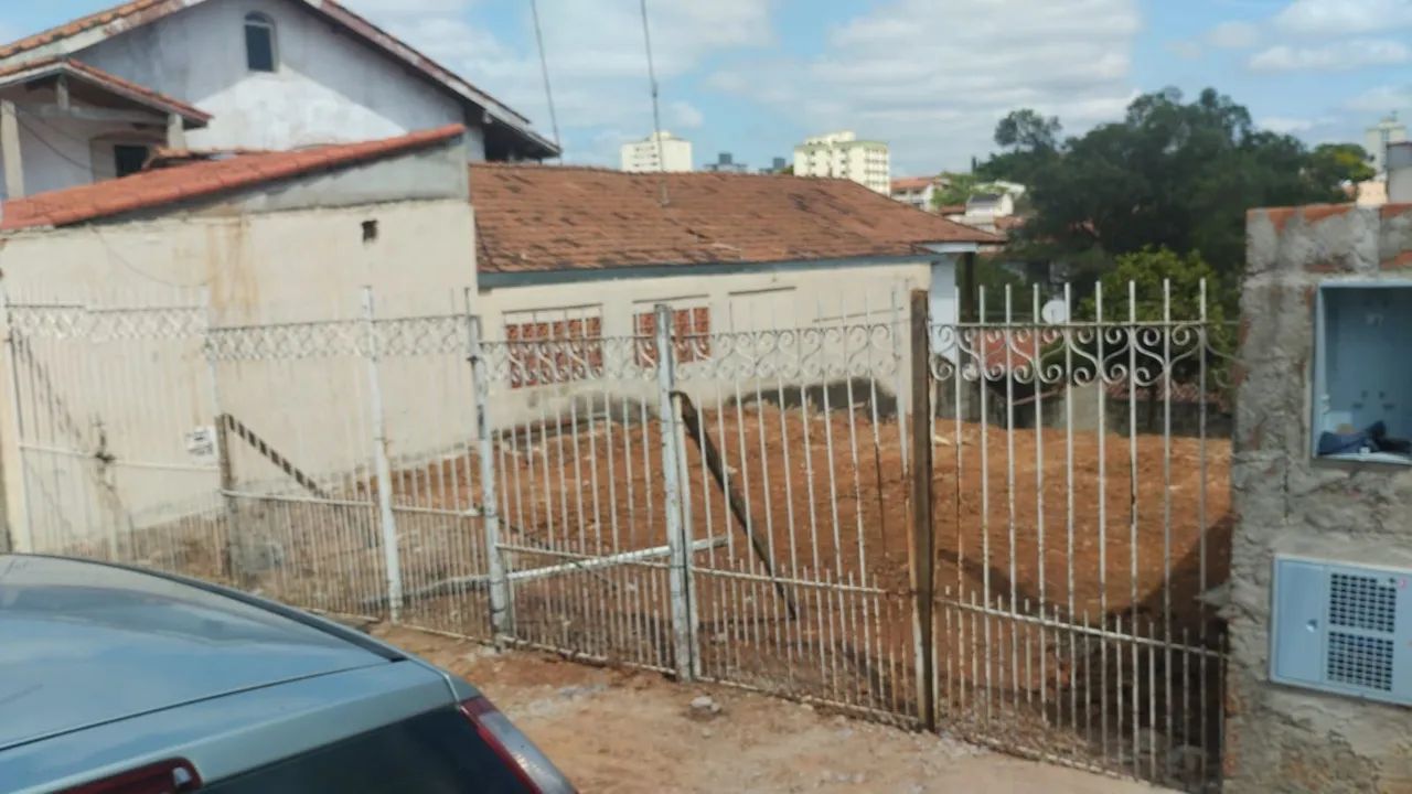 Vende-se terreno em declive