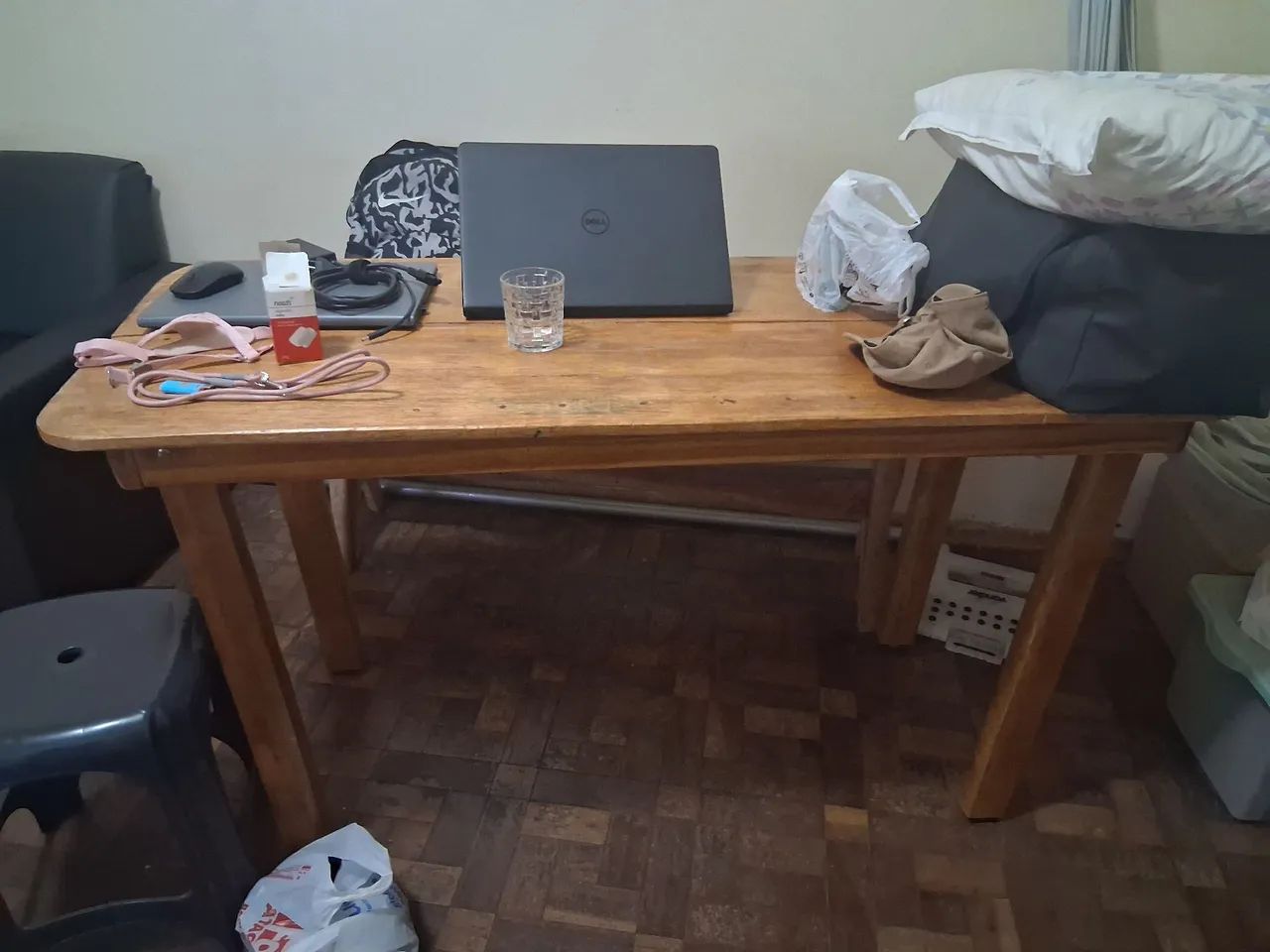 Mesa de madeira e banco 