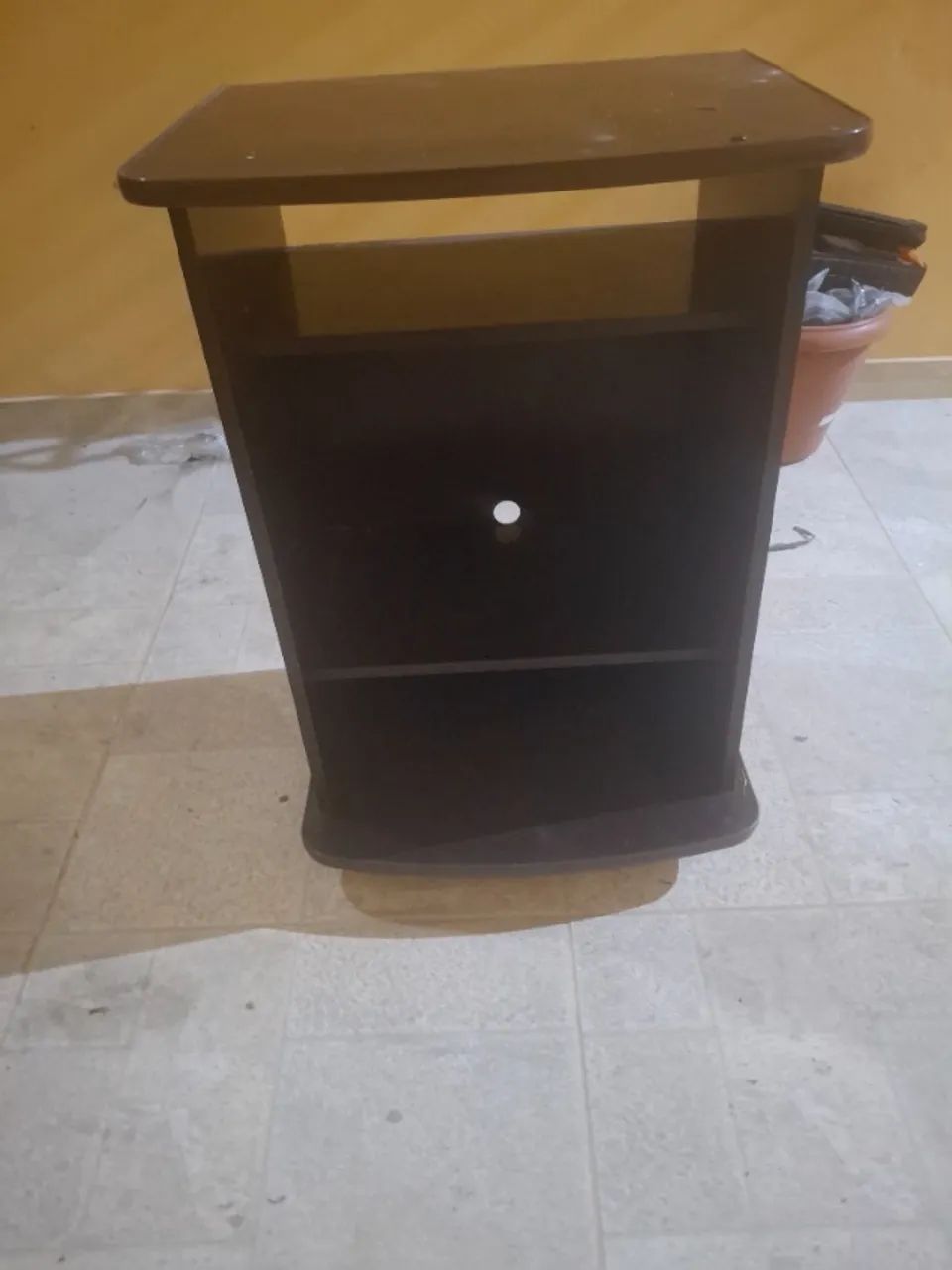 Vendo rack em madeira com rodinhas - Foto 2