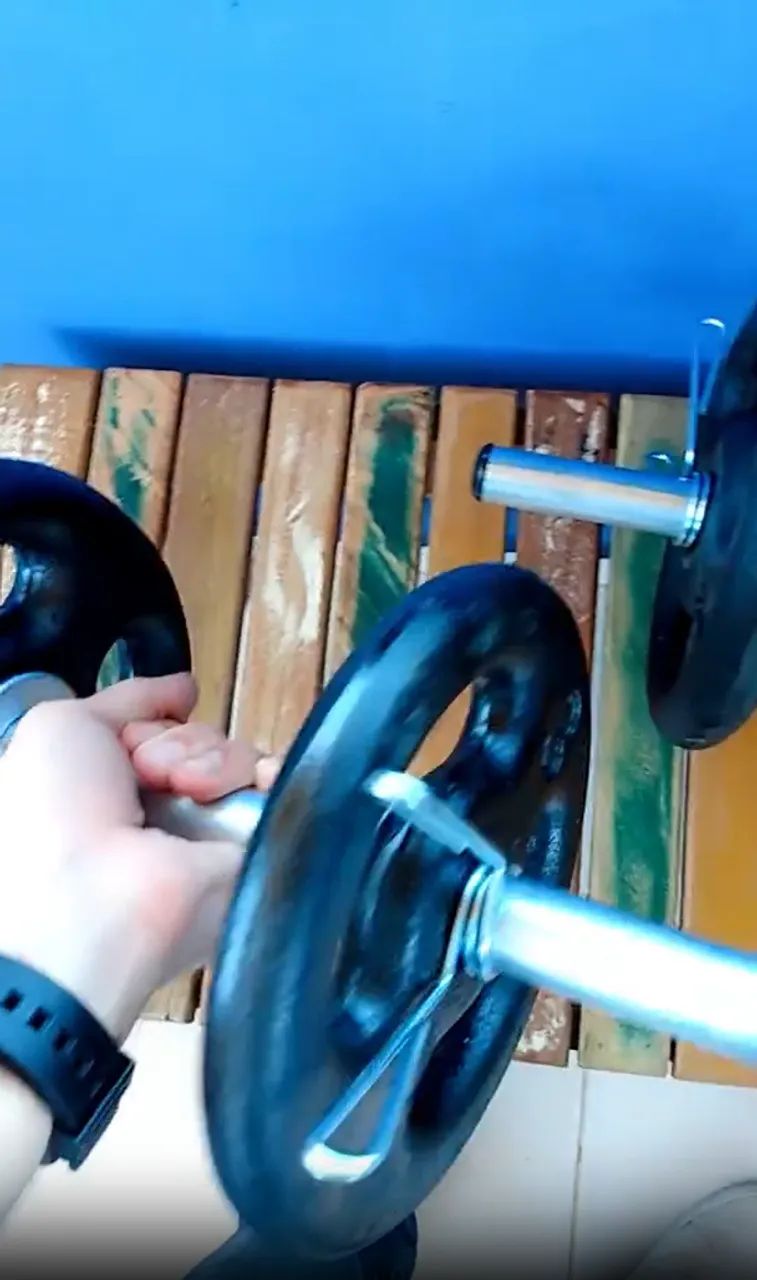 Kit Halteres Anilhas 24kg Com 2 Barras De 40cm Com Presilhas + Barra De Apoio Para Flexão - Foto 3