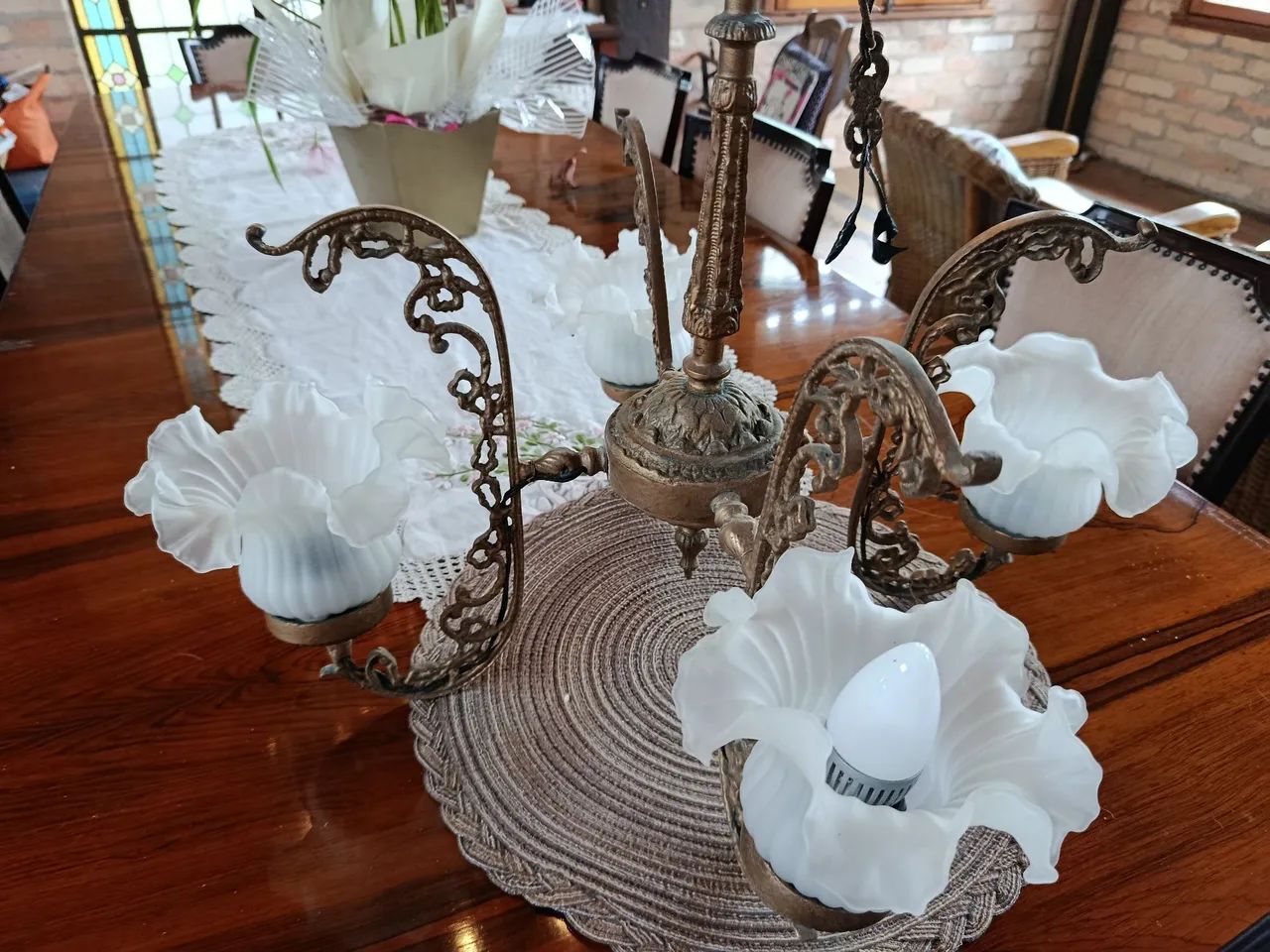 Lustre de bronze e tulipas