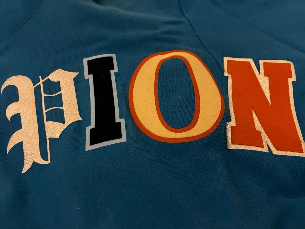 moletom Champion com capuz hoodie com logo  estilo varsity - Foto 4
