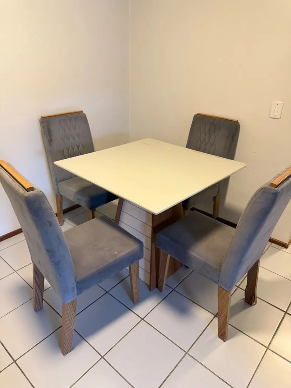 Mesa de jantar com 4 cadeiras 