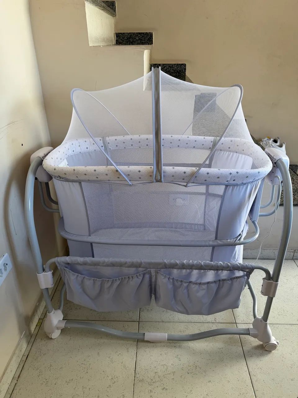 BERÇO BLUETOOTH BALANÇO AUTOMÁTICO DUAS ALTURAS CINZA CLARO ESTAMPADO - Foto 3