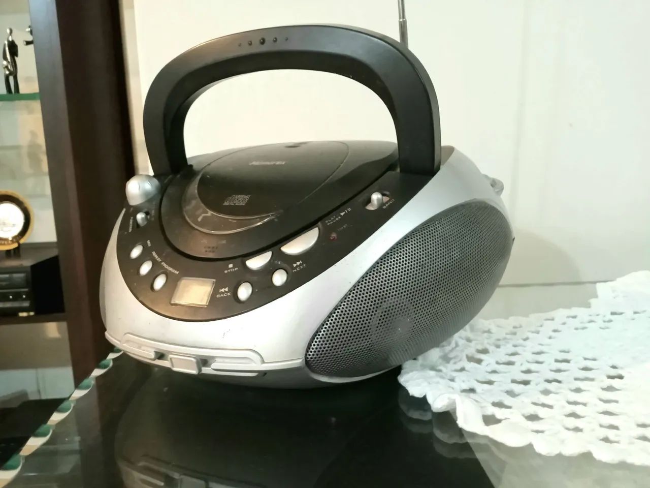Rádio portátil AM/FM e CD funcionando  - Memorex