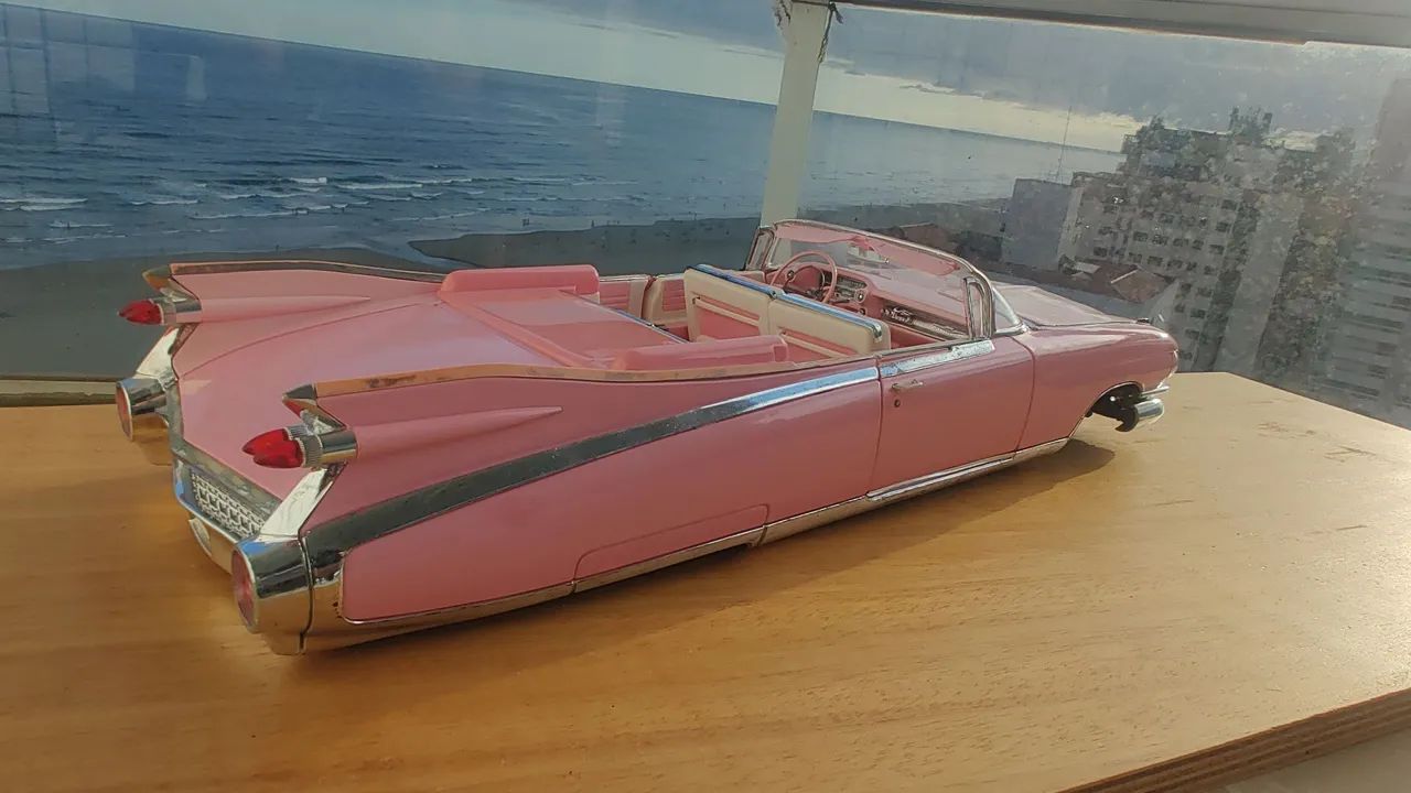 Miniatura carrinho antigo anos 90 Cadillac Maisto 1/12 não 1/18 rosa raridade  - Foto 2