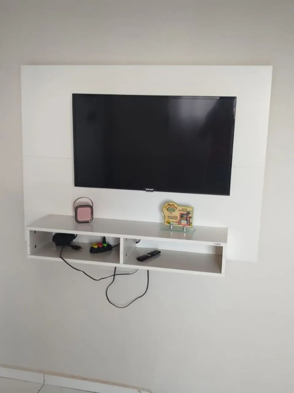 Rack com TV de 32 polegadas