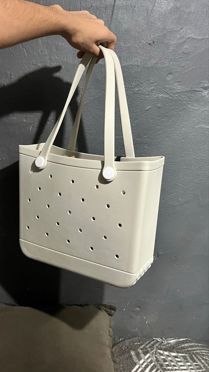 Bolsa estilo crocs nunca usada - Foto 2