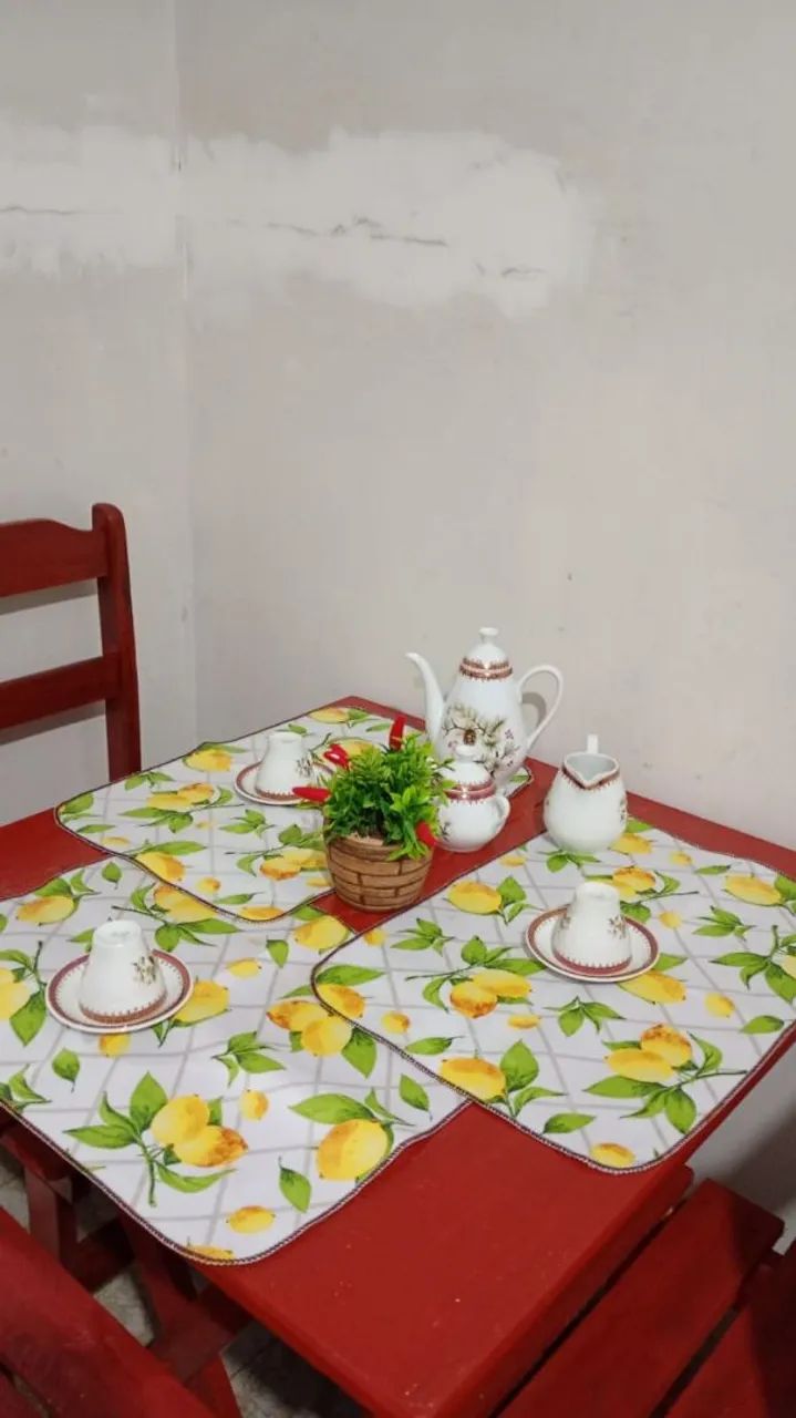 Mesa com 3 cadeiras de madeira  - Foto 2