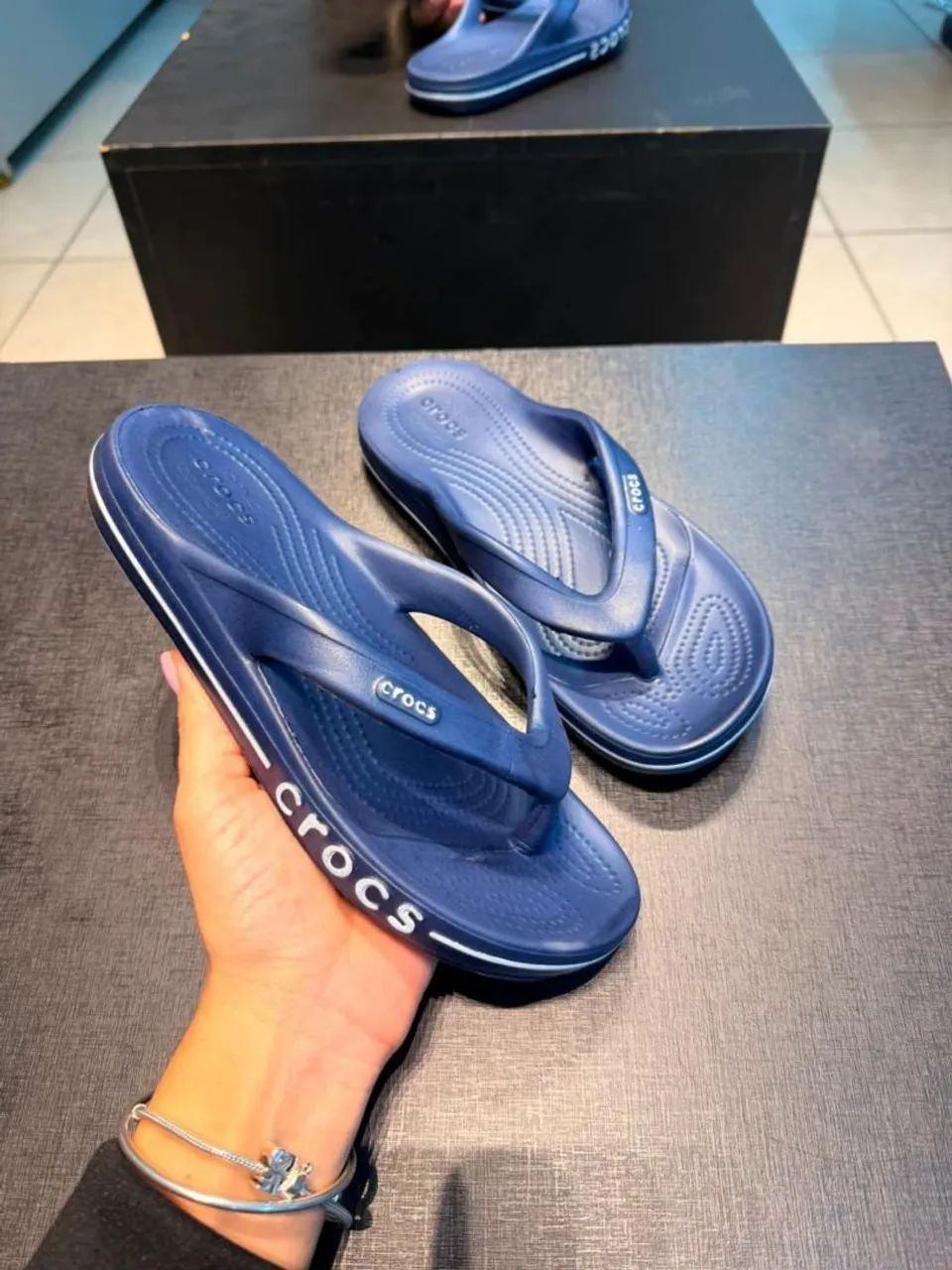 crocs azul marinho e rosa - Foto 2