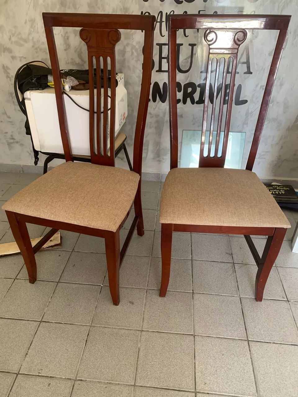 Mesa com tampo de vidro boleado com quatro cadeiras. - Foto 2
