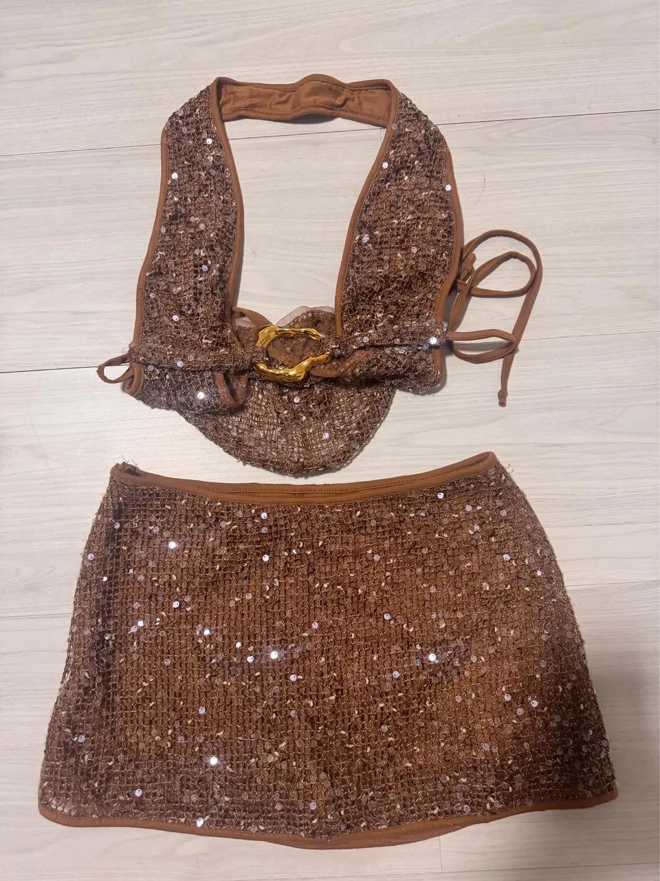 Conjunto brilhoso marrom 