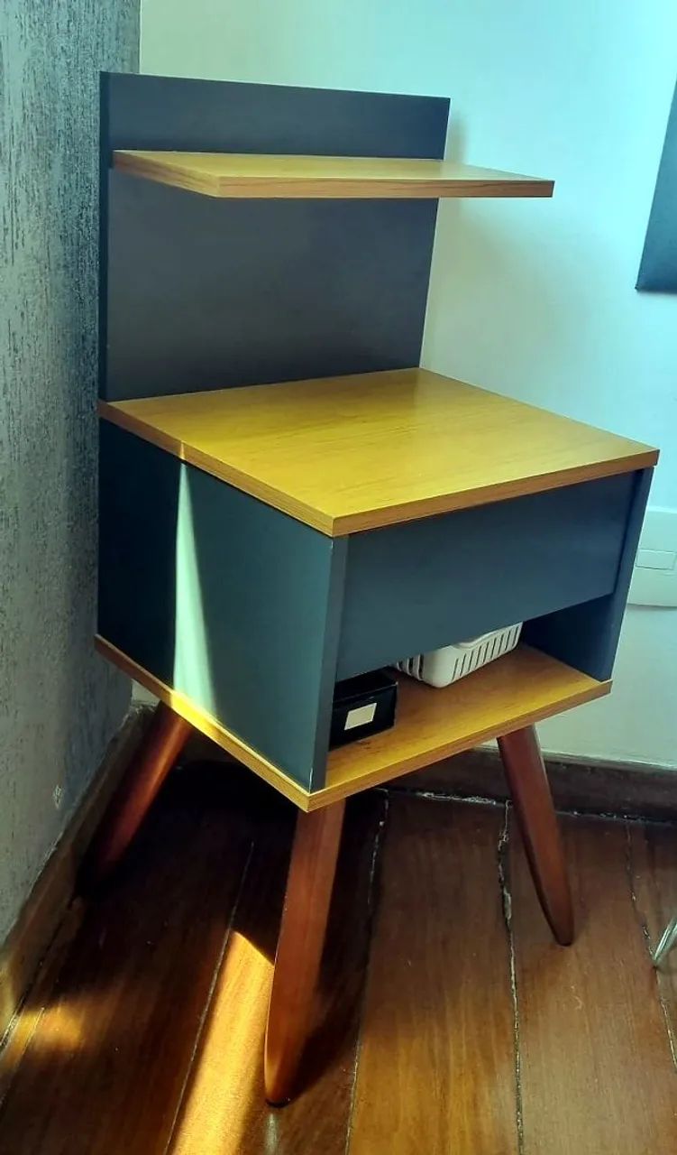 Mesa de Cabeceira Retrô Cinza com Amadeirado e Prateleiras - Foto 4