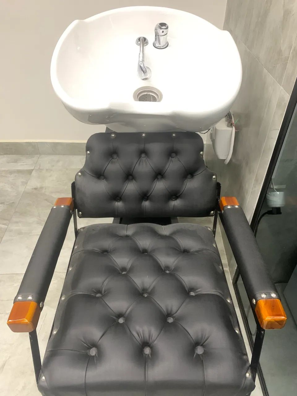 Cadeira de barbeiro + lavatório 
