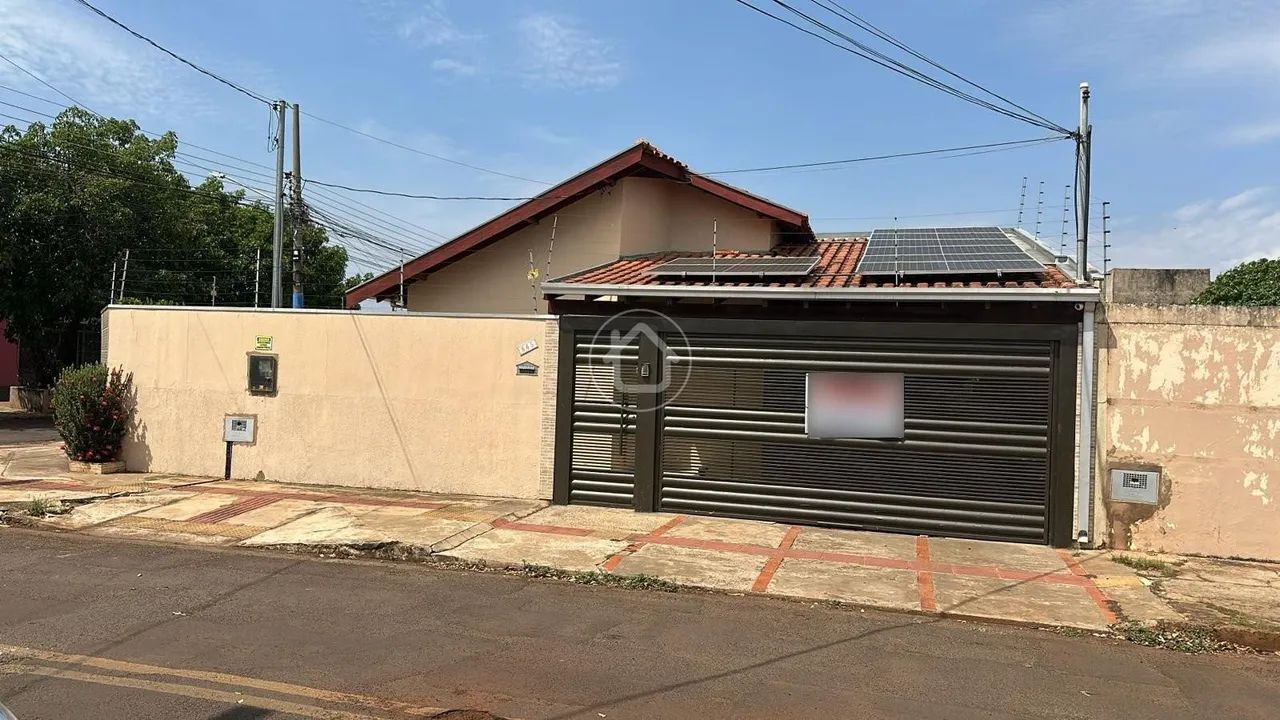CASA COM TRÊS QUARTOS E PISCINA