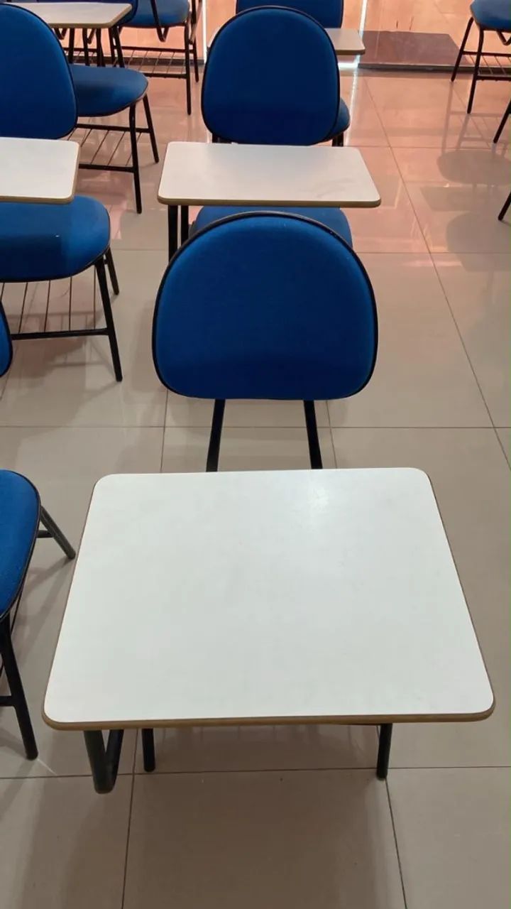 Cadeira escolar acolchoada e com braço em tamanho maior  - Foto 4