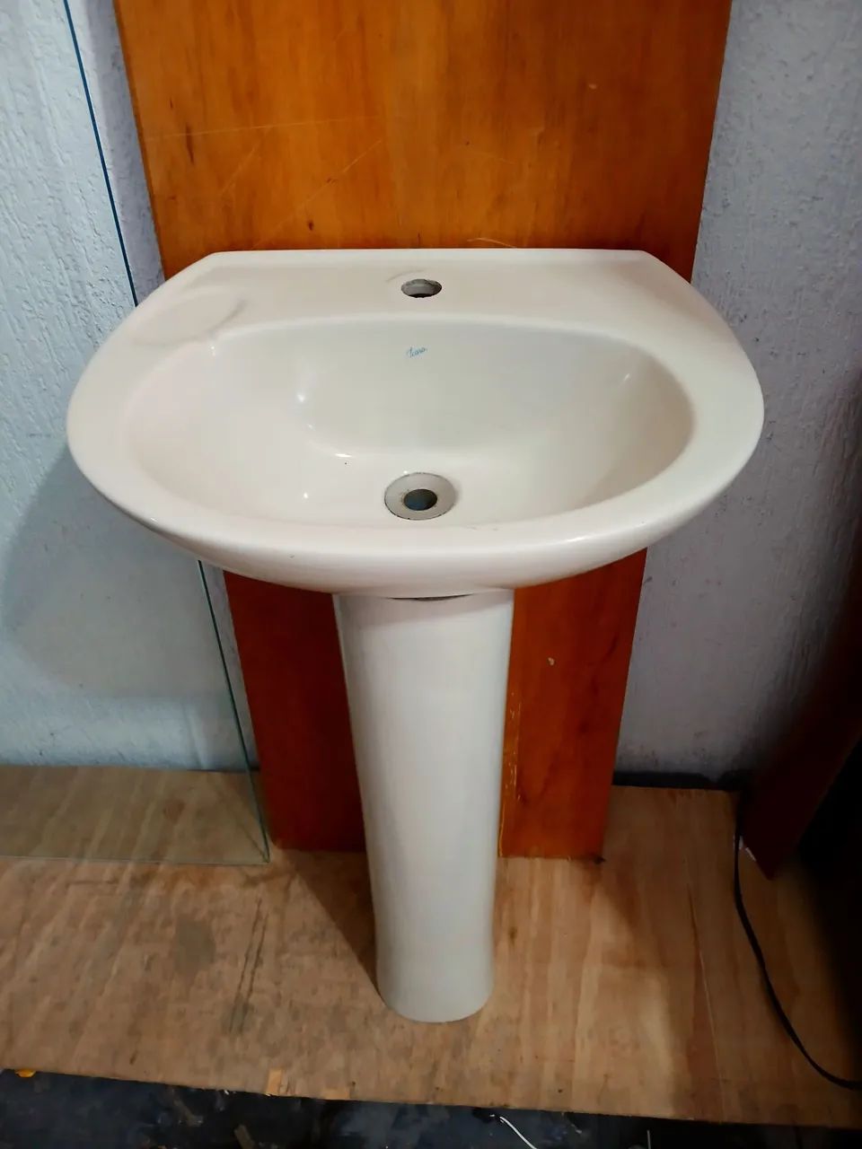 Pia para banheiro  lavabo com coluna na cor areia bege