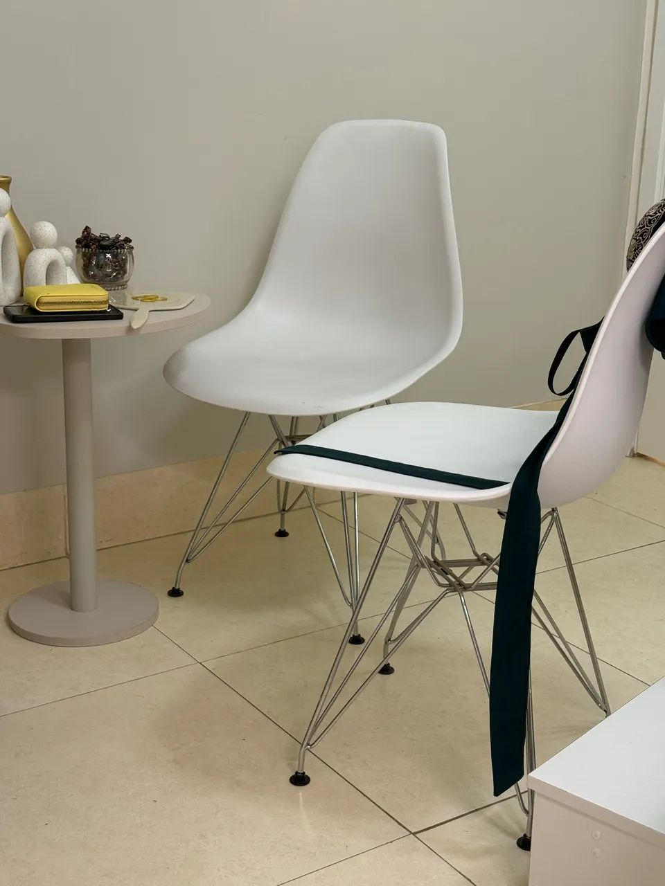 2 cadeiras brancas charles eames eiffel base de metal