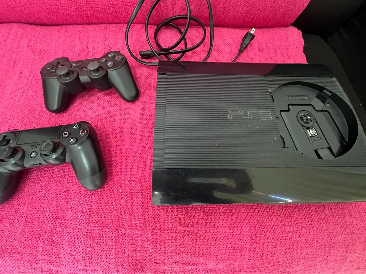 Ps3 super slim 3 controles e a base pra deixá-lo em pé 