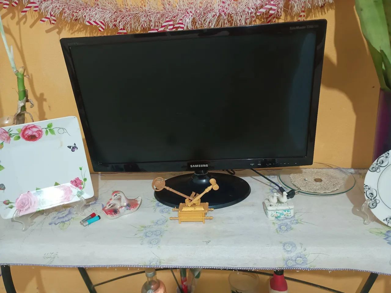 Tv 24 polegadas com defeito  obs ela acende uma luz vermelha no canto esquerdo 