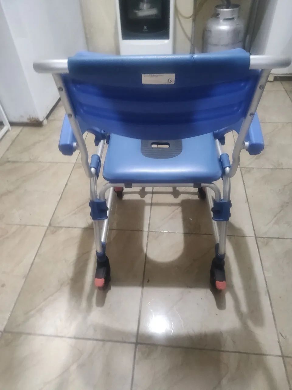 Vende-se cadeira de rodas para banho  - Foto 3