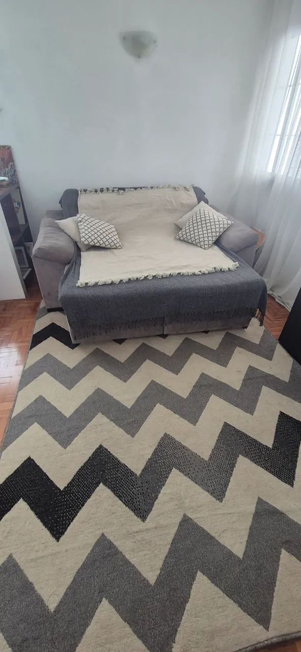 Sofá retrátil, com mantas e almofadas64962680318978122