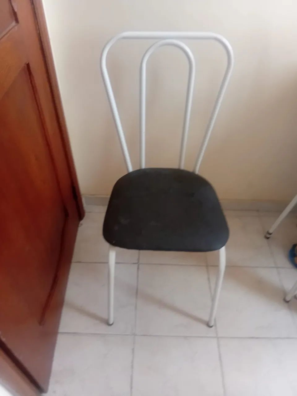 Mesa de jantar e cadeiras.  - Foto 2