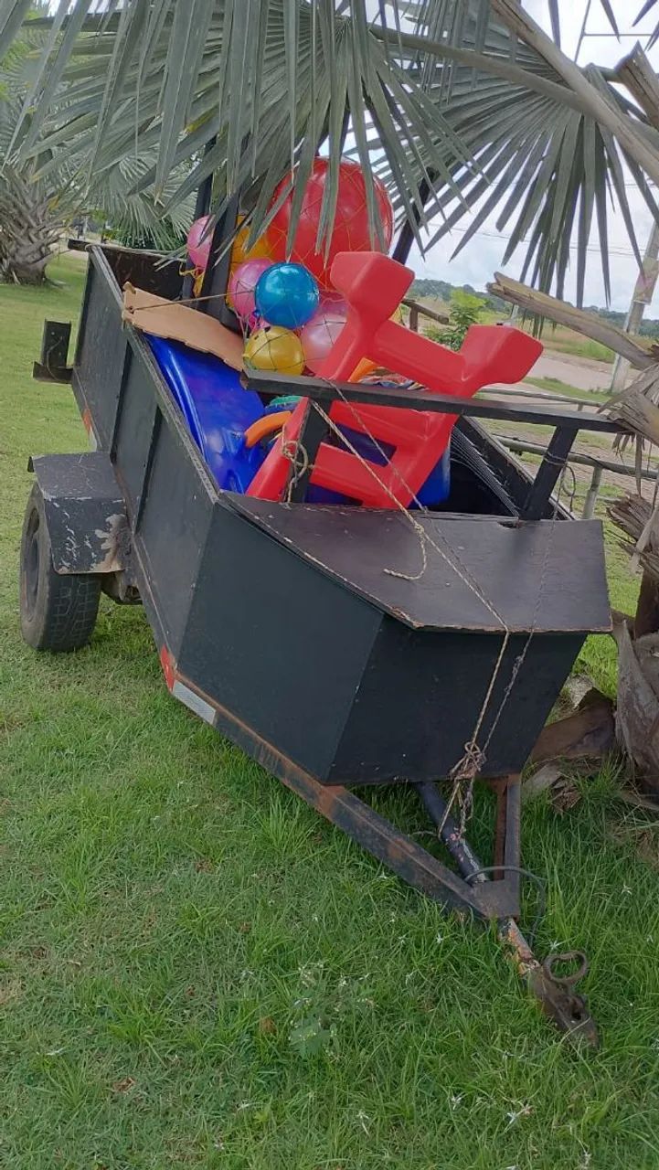 Vendo carretinha com baú p/ carro