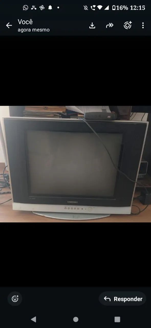 Televisão antiga com conversor