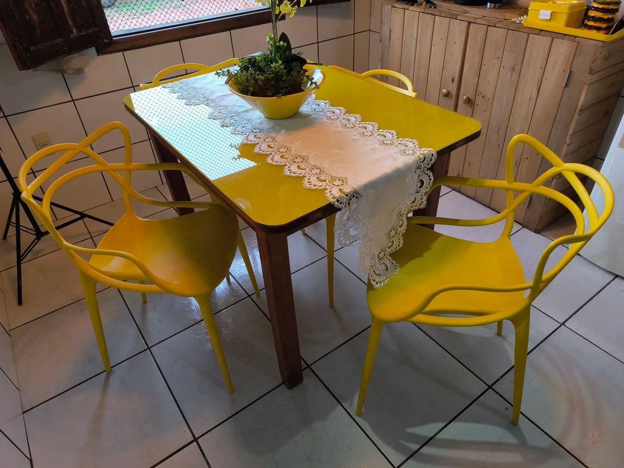 Venda de Mesa e quatro Cadeiras! - Foto 2